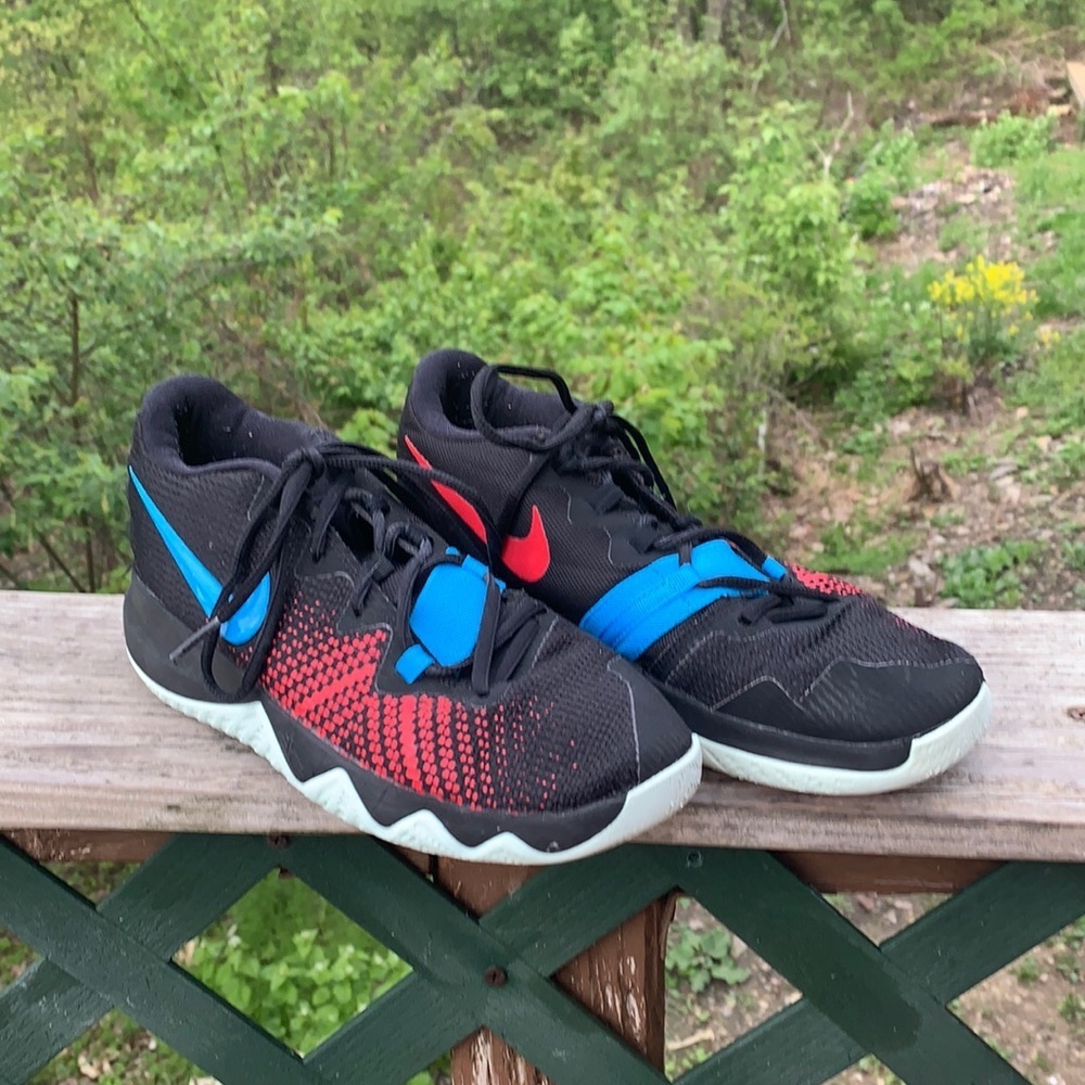 Nike Kyrie Flytrap Sneakers Sz 6Y